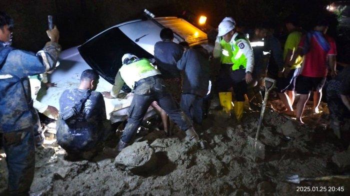 Tanah longsor di Dusun Padang, Desa Rante Balla, Kecamatan Latimojong, Kabupaten Luwu, Sulawesi Selatan, Sabtu (25/1/2025) malam. Bencana hidrometeorologi itu mengakibatkan beberapa kendaraan roda empat tertimbun material longsor