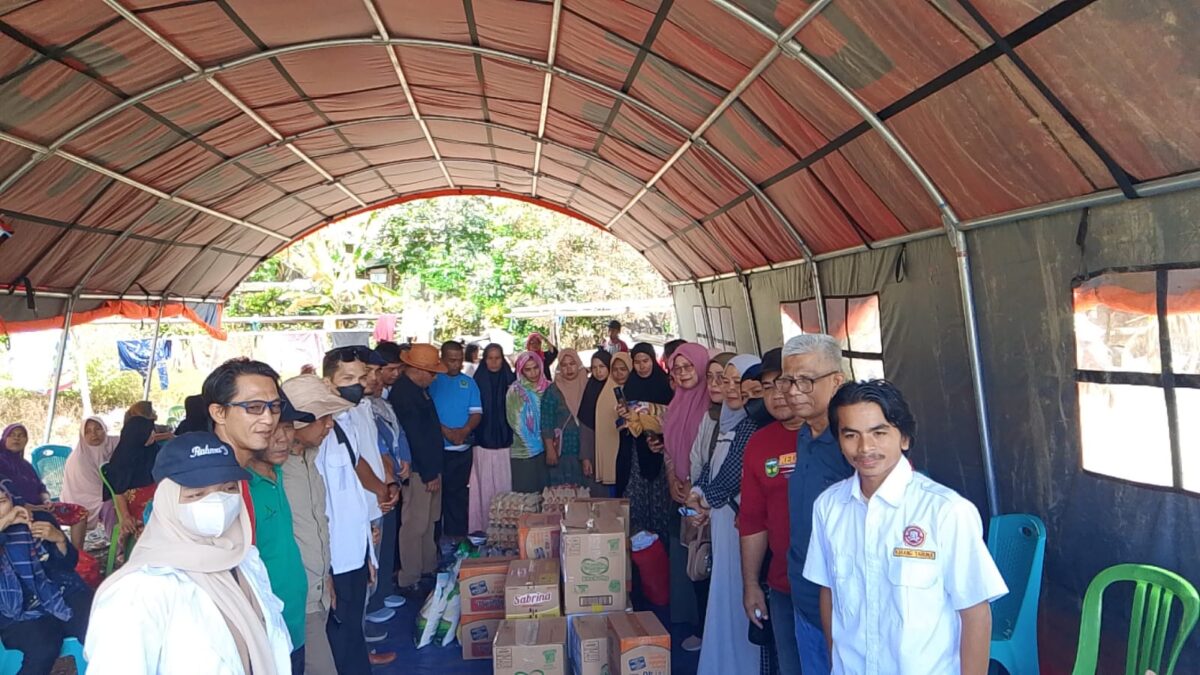 foto : Pengurus Karang Taruna Kecamatan (PKTC) Suli menyerahkan bantuan kepada korban kebakaran Salubua