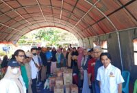 foto : Pengurus Karang Taruna Kecamatan (PKTC) Suli menyerahkan bantuan kepada korban kebakaran Salubua