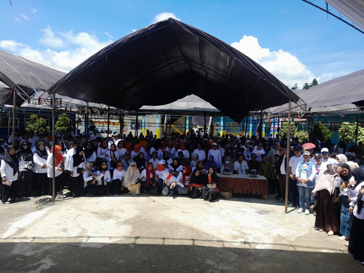 Suasana foto bersama dengan alumni dari berbagai kalangan