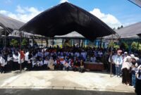 Suasana foto bersama dengan alumni dari berbagai kalangan