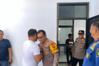 Wakil Bupati Luwu meninjau peristiwa kebakaran dikantor camat walenrang, luwu bersama dengan kapolres luwu, akbp adnan patinbum