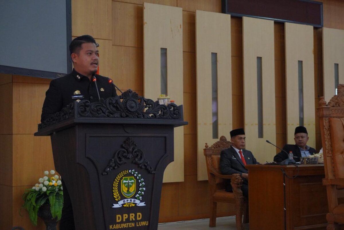 Wakil Bupati Luwu, Dhevy Bijak Pawindu membawakan pidato di gedung DPRD Luwu