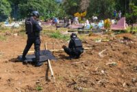 Anggota BRIMob untuk menjinakkan bom