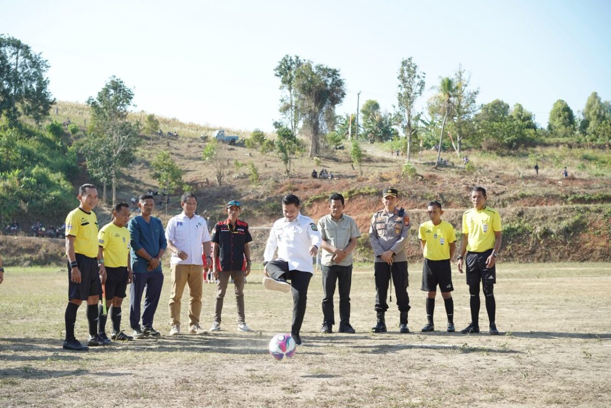 foto : Wakil Bupati Luwu Muh. Dhevy Bijak Pawindu, SH membuka Turnamen Sepakbola Syukuran Pesta Panen Desa Binturu