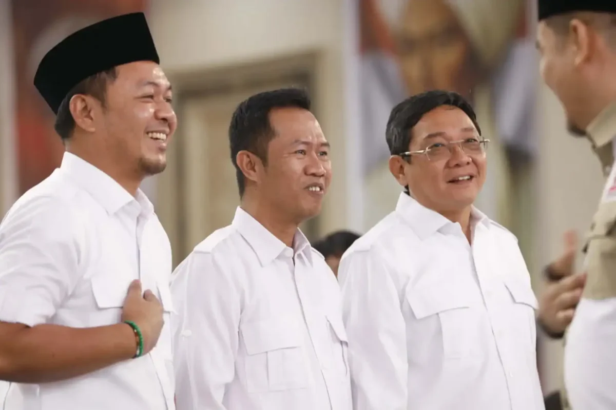 Foto : Ketua DPC Partai Gerindra Kota Palopo, Trisal Tahir bersama enam ketua DPC lainnya di Sulsel, dilantik dan dikukuhkan oleh Ketua Harian DPP Partai Gerindra, Sufmi Dasco Ahmad, di acara Rakorda Gerindra di Upperhills, Jalan Metro Tanjung Bunga, Kecamatan Mariso, Kota Makassar, Selasa (4/8/2026).